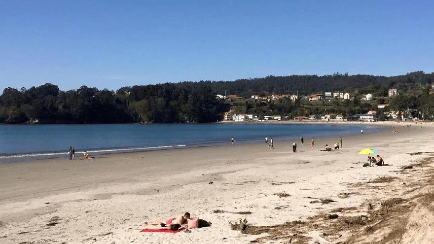 Así es "la playa más envidiada" de la Guía Repsol a media hora de A Coruña: mil pinos, merendero y aguas que parecen una piscina