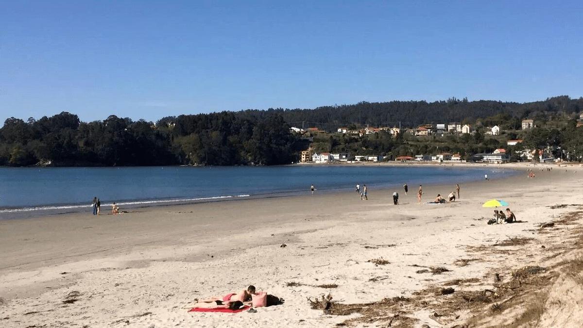 La playa recomendada por la Guía Repsol en la comarca del Eume, con aguas tranquilas que parecen una piscina natural.