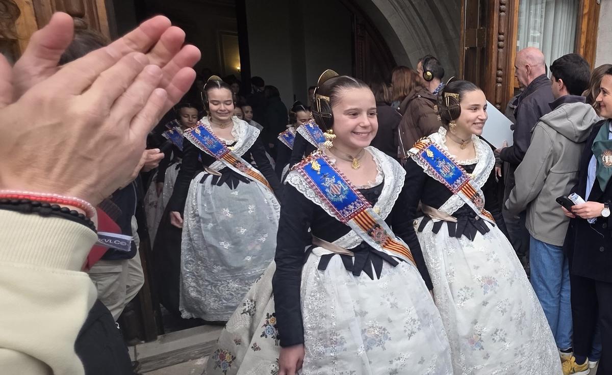 La entrada al balcón. Poco a poco le han cogido ya el gusto. Nuria Miñana y Olga Garriga La entrada al balcón. Poco a poco le han cogido ya el gusto. Nuria Miñana y Olga Garriga