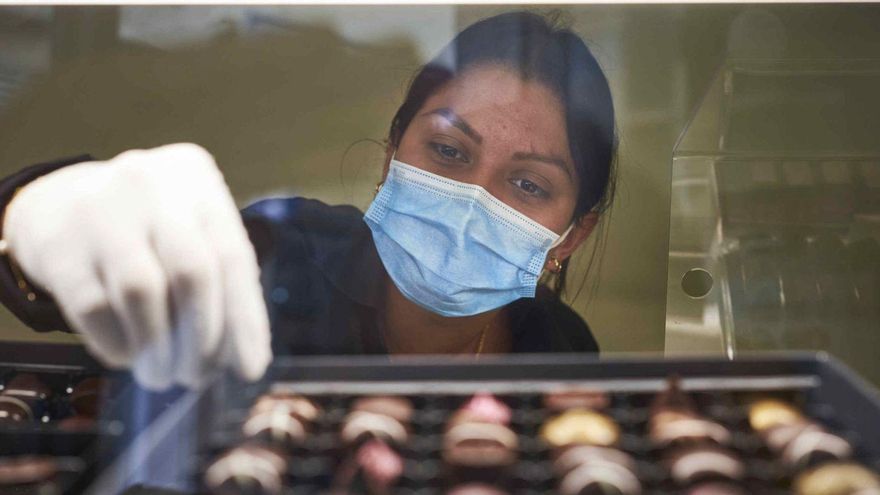 Canarias se libera de la mascarilla en interiores después de casi dos años