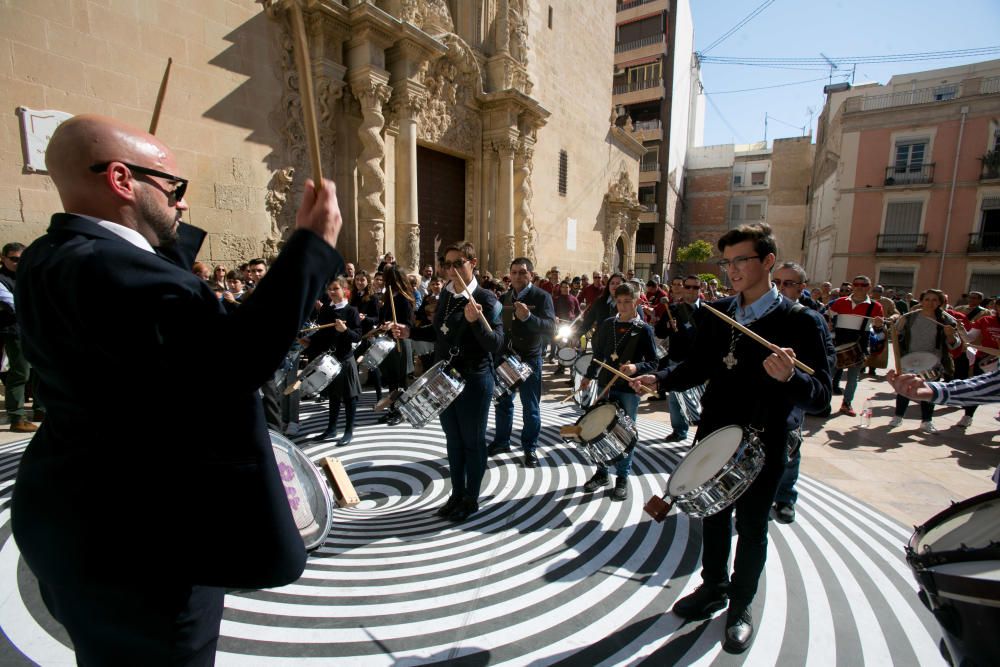 La plaza de Santa María se llena de unos 200 músicos para celebrar la Tamborrada