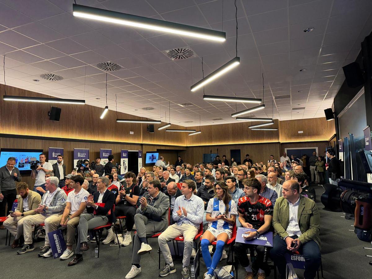 Los represntantes de los clubes y de los ayuntamientos en el acto de presentación