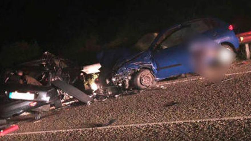 Los coches implicados en el accidente mortal de Laviana.