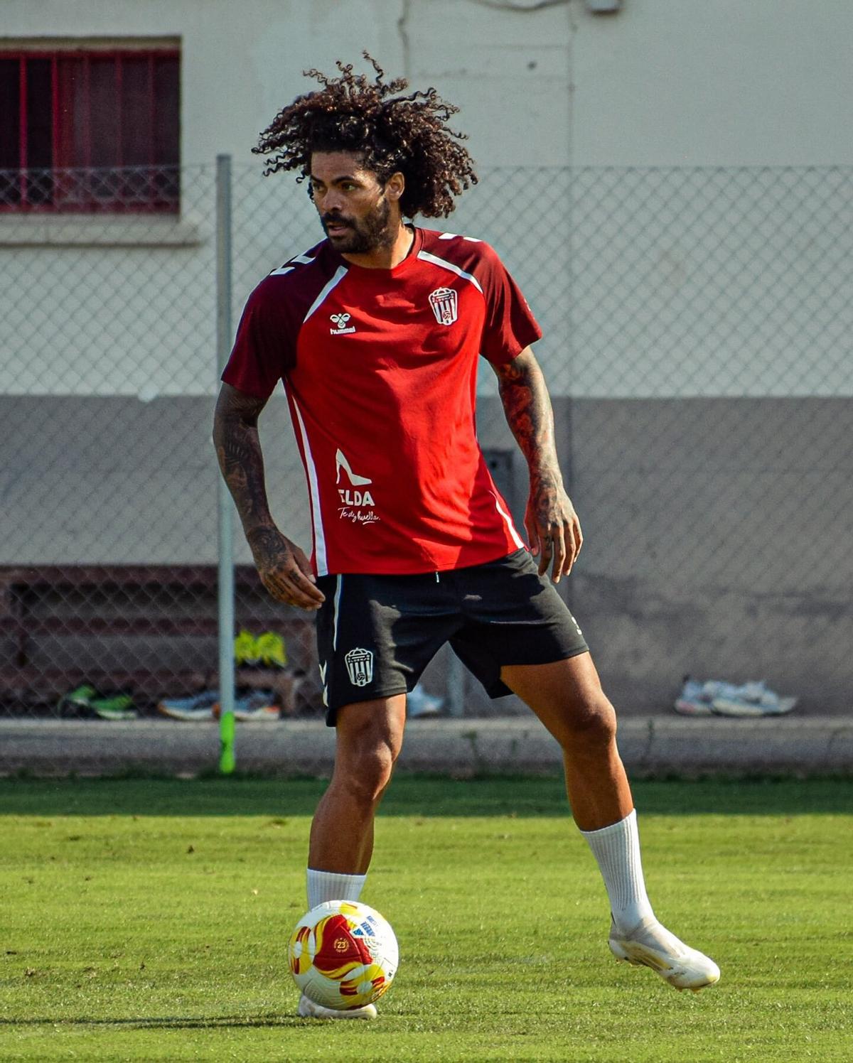 Aridane Hernández, con el balón controlado durante un entrenamiento en el campo anexo al Pepico Amat.