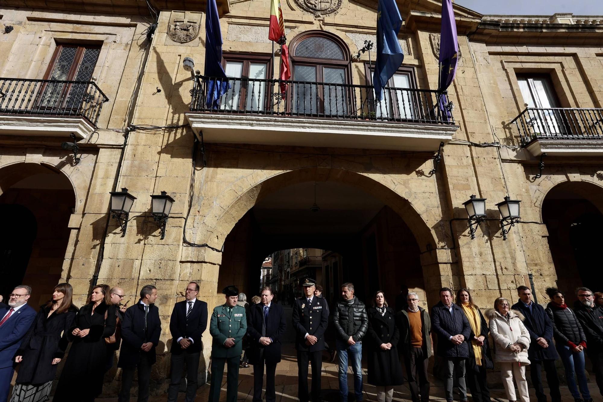 EN IMÁGENES: Así fue minuto de silencio en Oviedo por los guardias civiles asesinados en Barbate