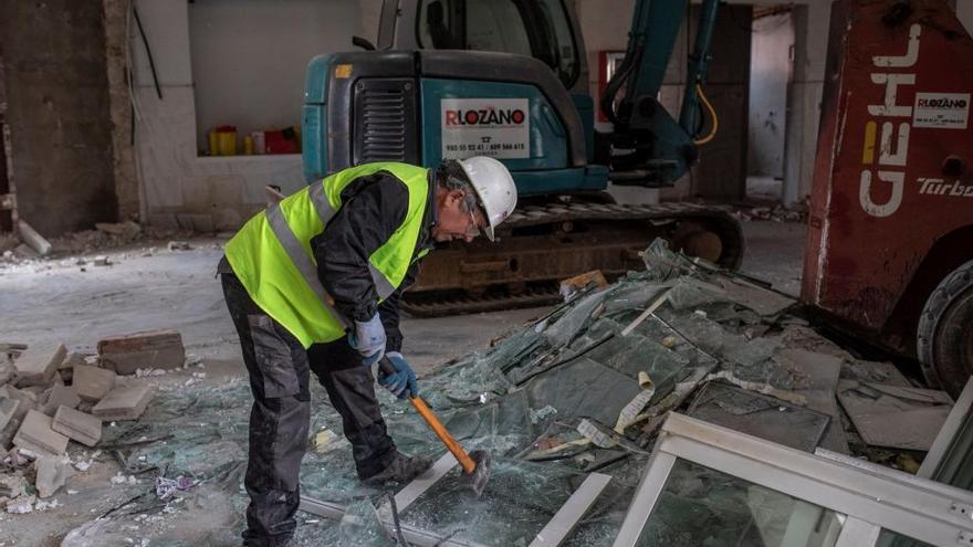 Un trabajador en unas obras en una imagen de archivo.