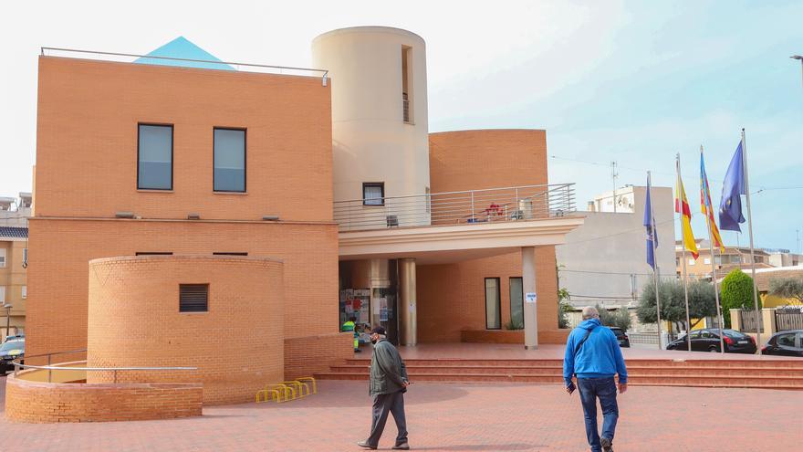 El Ayuntamiento de Los Montesinos pedía más titulación de la exigida para    consolidar interinos