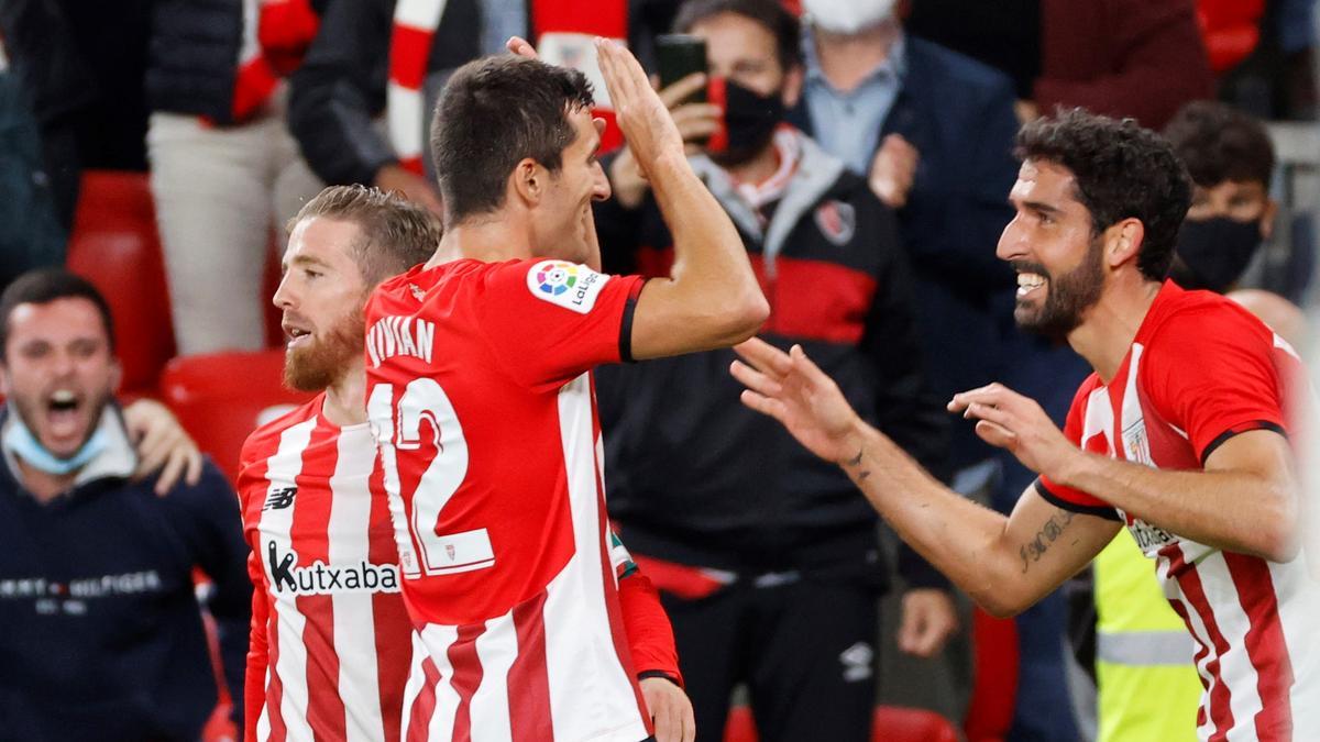 Raúl García celebra el gol junto a Dani Vivian.