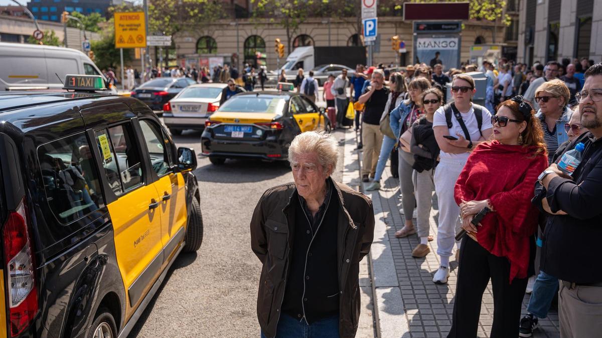 Colas para conseguir un taxi a las puertas de un hotel de la plaza de Espanya.