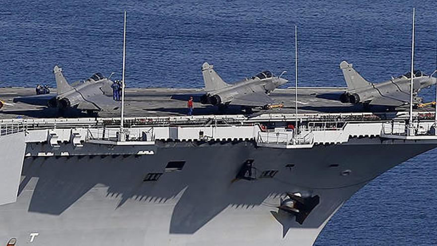 Cazas franceses en el portaviones Charles De Gaulle.