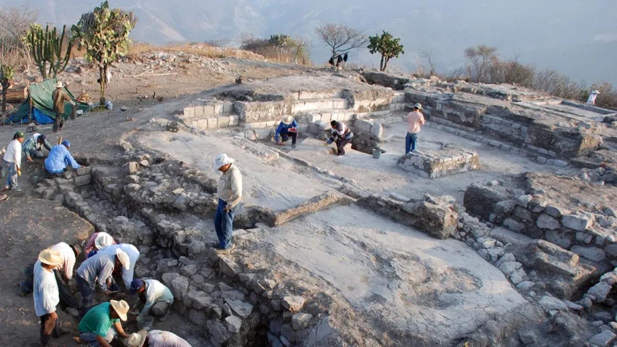 Los investigadores dirigen excavaciones en residencias ubicadas en El Palmillo, México.