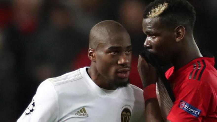 Pogba y Kondo charlan tras el duelo en Old Trafford de la temporada pasada.