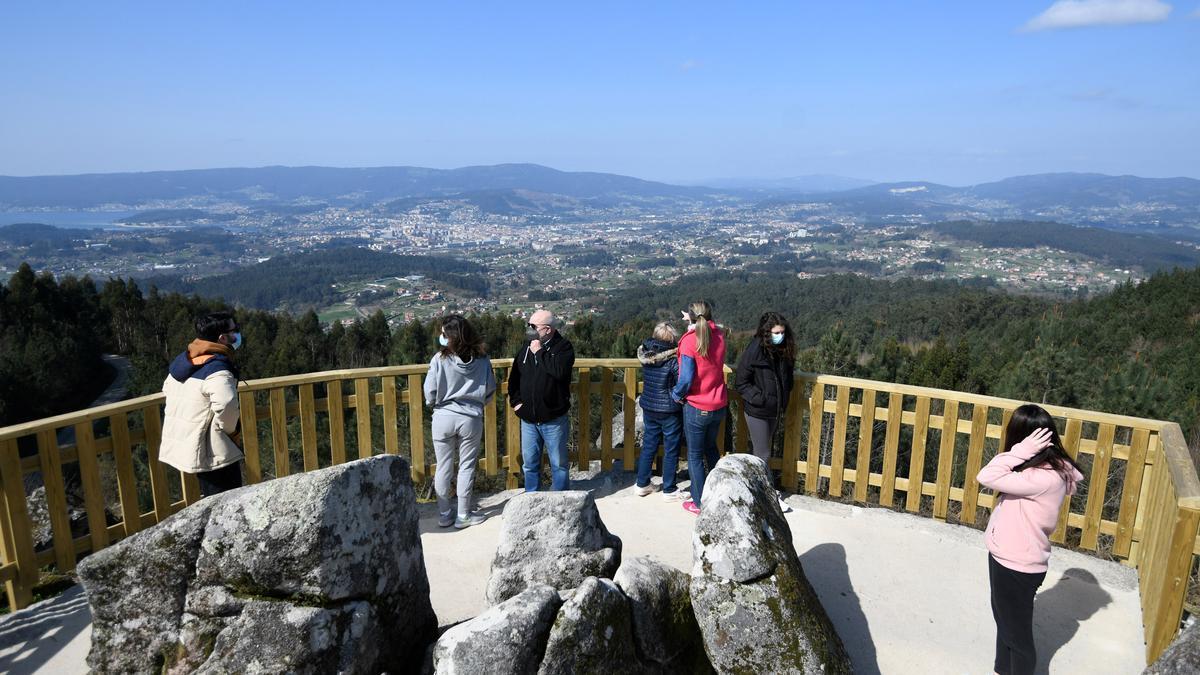 Senderistas en el mirador de Outeiro Navío en A Fracha.