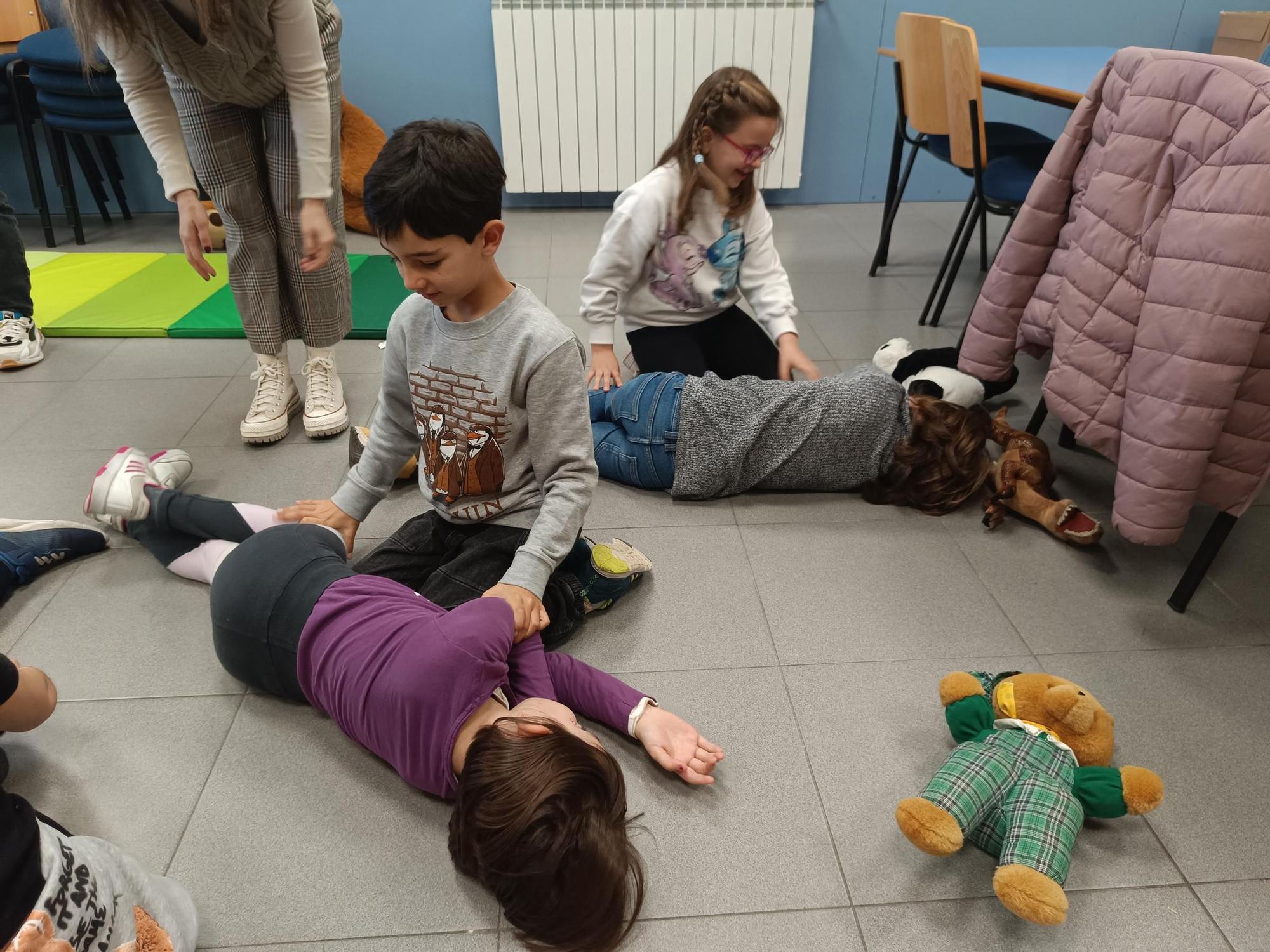 Los niños del José de Calasanz, en Llanera, aprenden a salvar vidas