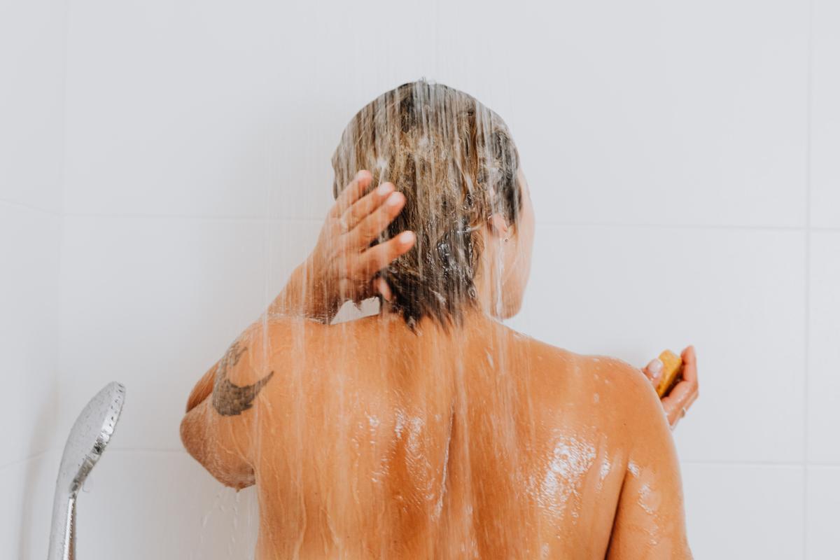 Una ducha de agua muy caliente puede dañar nuestra pìel.