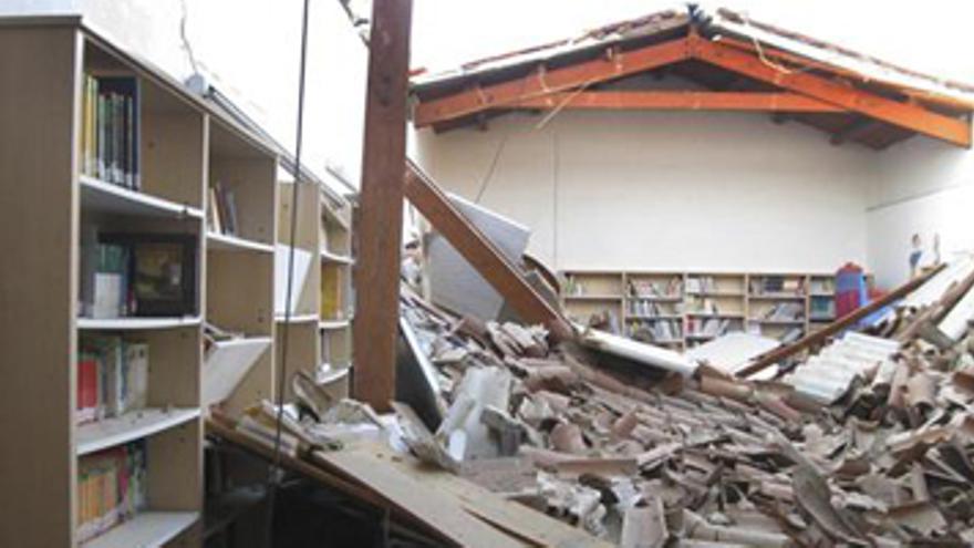 Se derrumba el techo de la sala infantil de la biblioteca municipal de Almendralejo