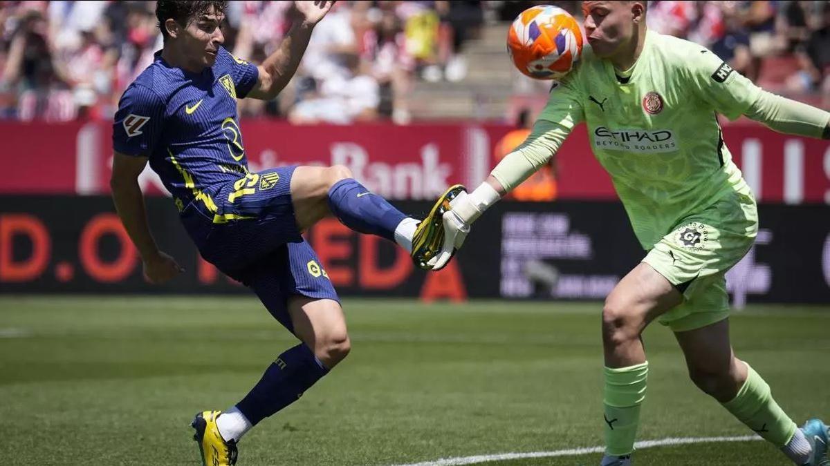 Julián Alvarez encara a Krapyvtsov, el portero del Girona, en una acción.