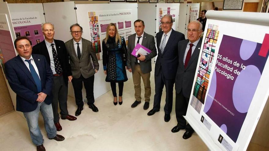 Por la izquierda, Ramón Vilalta (decano del Colegio Oficial de Psicólogos del Principado de Asturias), Serafín Lemos y Marcelino Cuesta (exdecanos de la Facultad de Psicología), Cristina Vega (presidenta de la Asociación de Logopedas del Principado), José Carlos Núñez (decano de la Facultad), José Muñiz (exdecano) y Julio Antonio García (exvicerrector de Profesorado), ayer en la exposición que repasa los 25 años de la Facultad de Psicología.