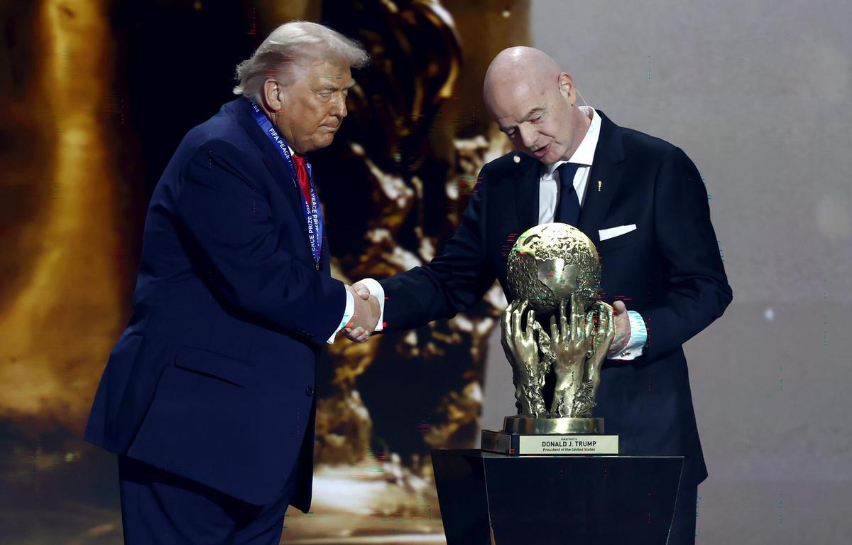El Presidente de los Estados Unidos, Donald Trump, recibe el premio de la Paz de FIFA de manos de Giovanni Infantino durante el sorteo de la Copa del Mundo 2026.