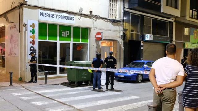 La Policía Local mantiene acordonada la calle donde se ha producido el suceso mientras la Policía Científica sigue buscando pruebas