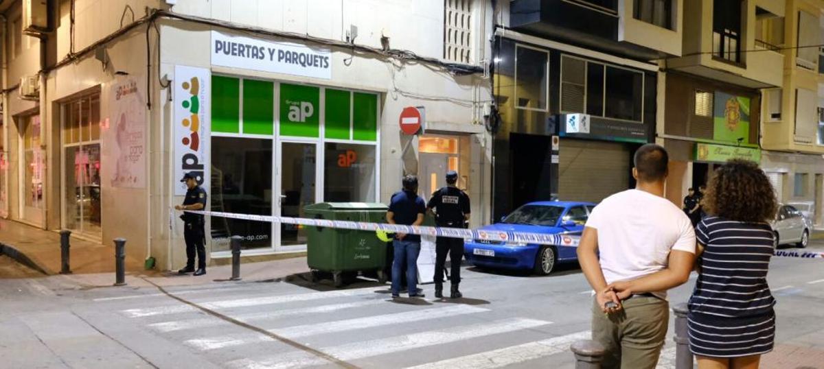 La Policía Local mantiene acordonada la calle donde se ha producido el suceso mientras la Policía Científica sigue buscando pruebas