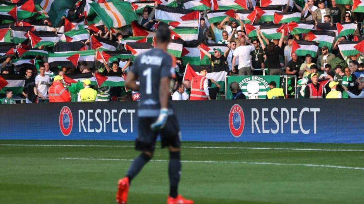 Banderas palestinas en el partido del Celtic y el Hapoel israelí.