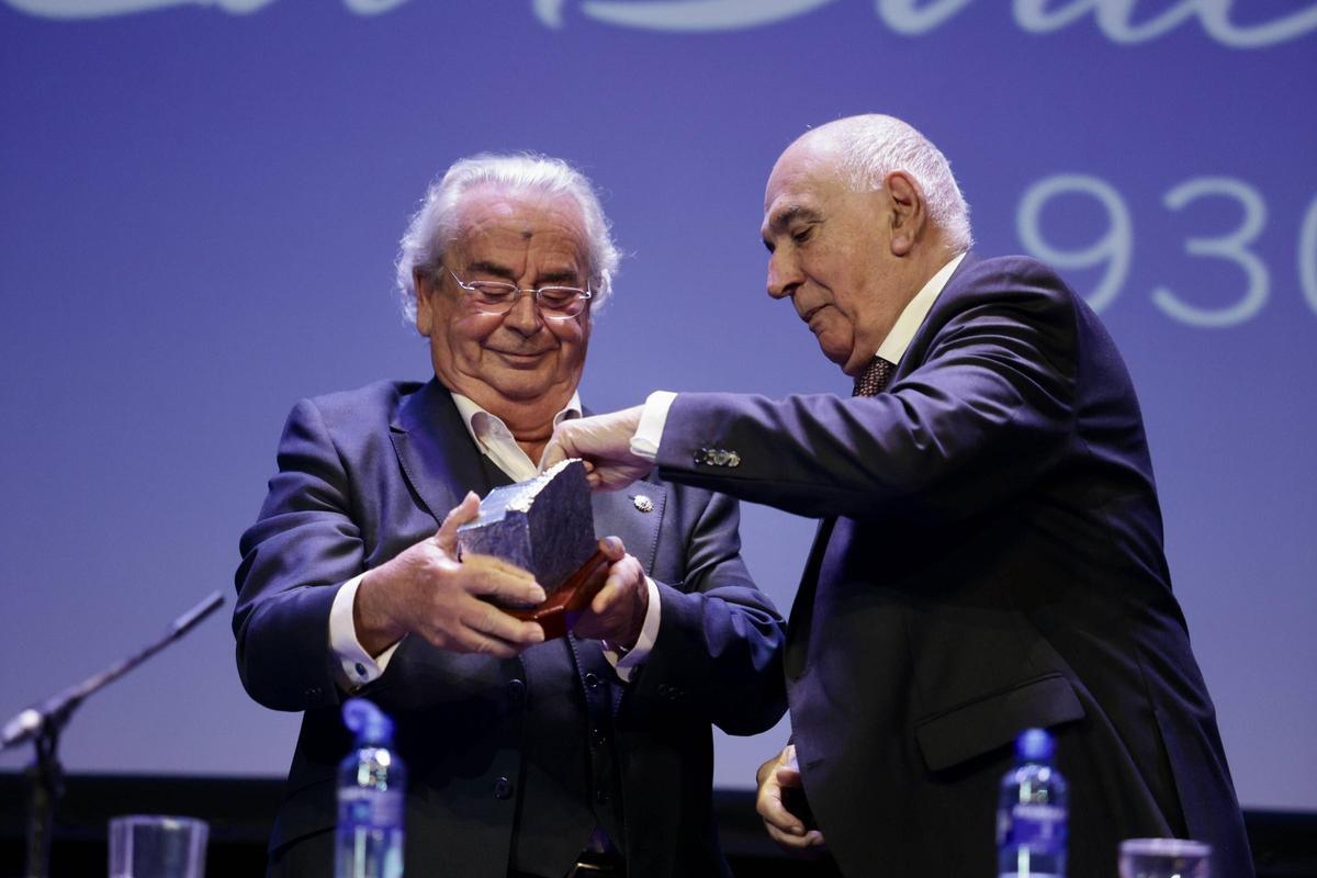 José Antonio Alonso (a la derecha) entrega una reproducción de la capilla de la Balesquida al abogado Ramón Fernández-Mijares