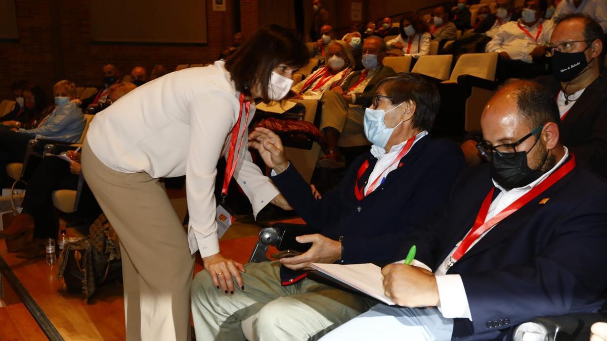 Elena Allué conversa con Arturo Aliaga en el salón del Congreso.