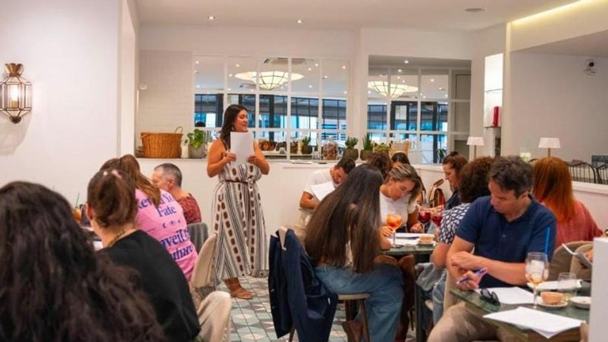 Los participantes en la primera clase de italiano disfrutando de un aperitivo.