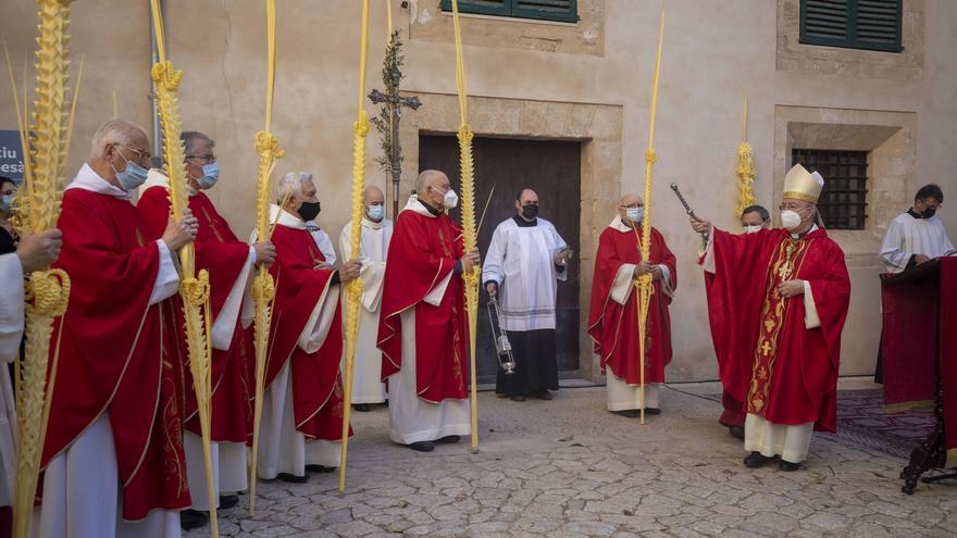 Un millar de personas participan en la fiesta del Ram en la Catedral