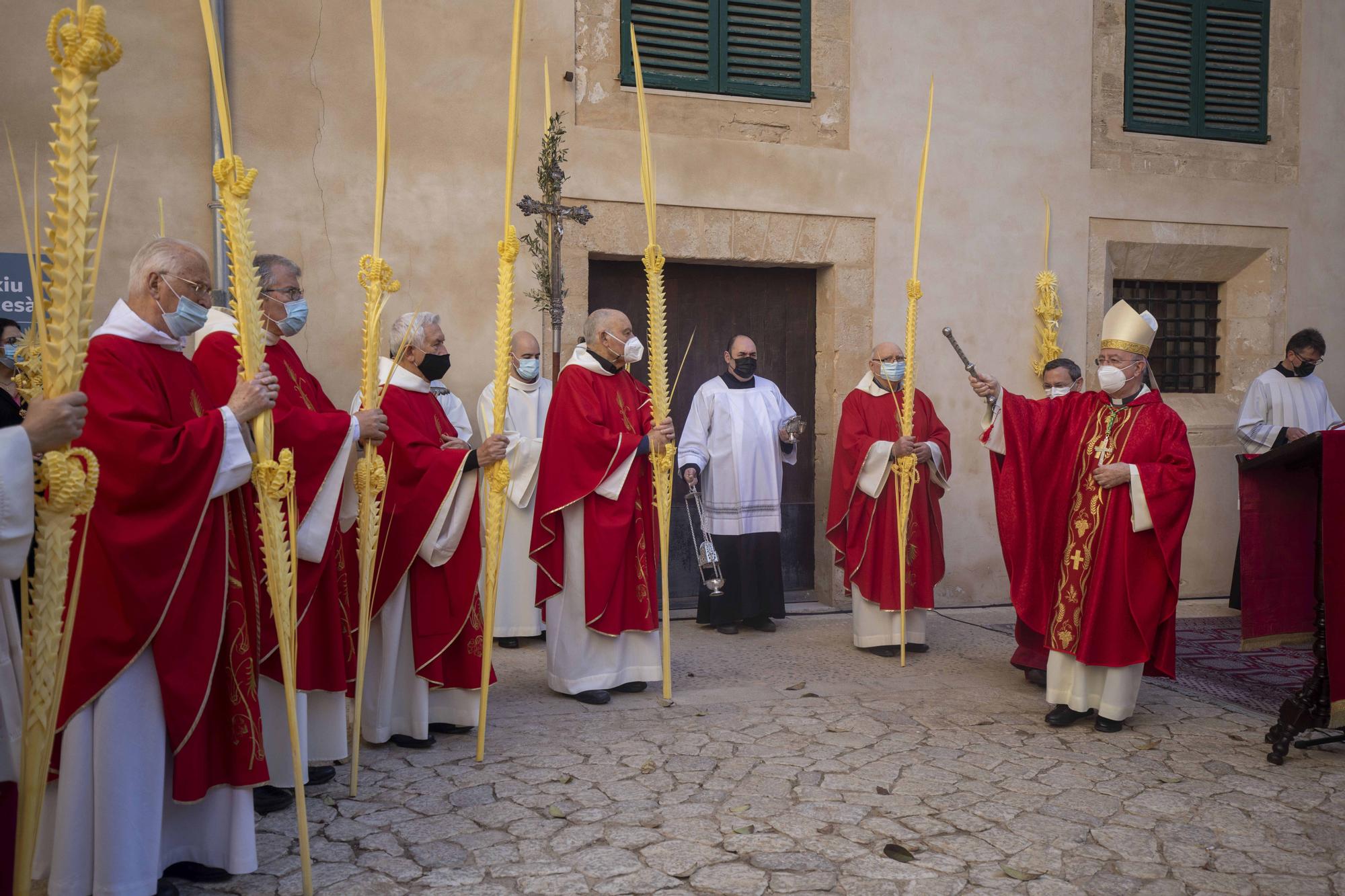 Un millar de personas participan en la fiesta del Ram en la Catedral