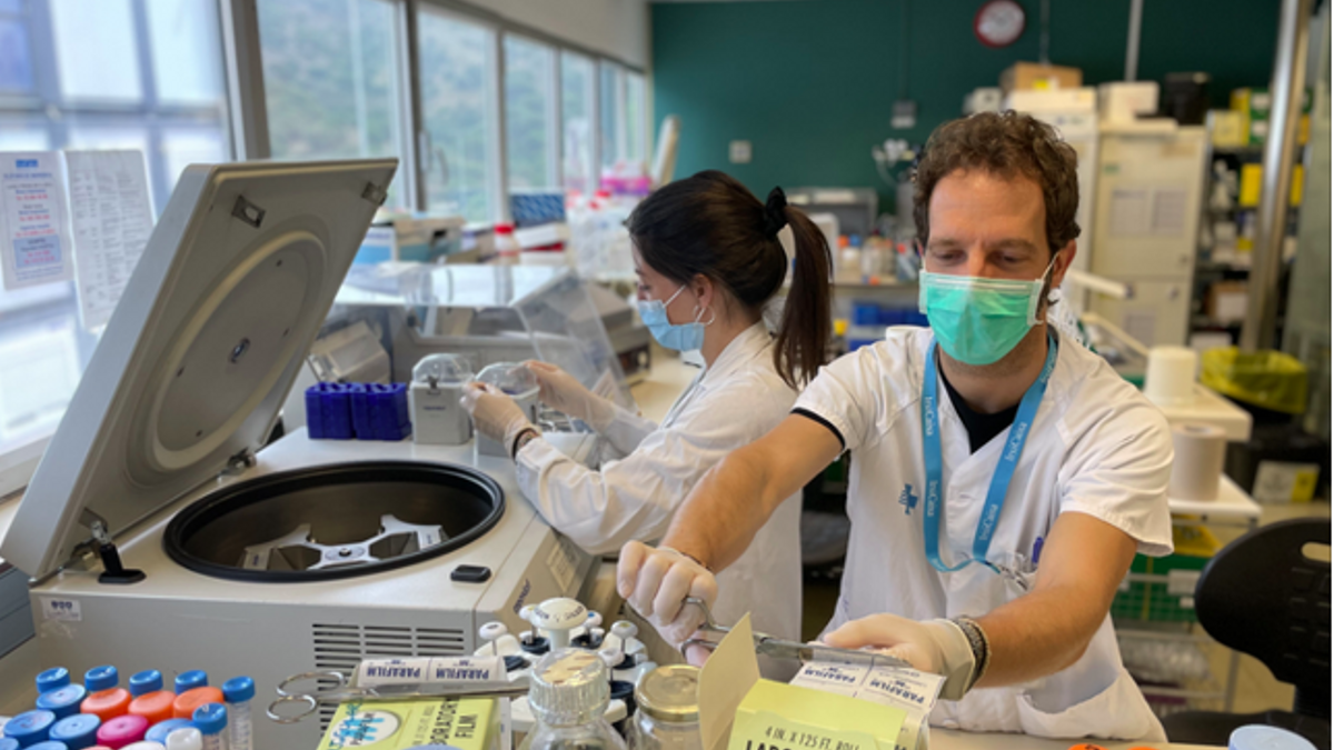 Científicos trabajando en un laboratorio, en Barcelona.