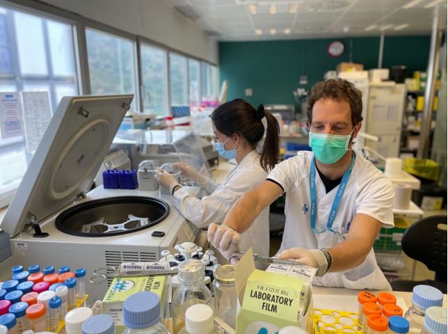 Científicos trabajando en un laboratorio, en Barcelona.