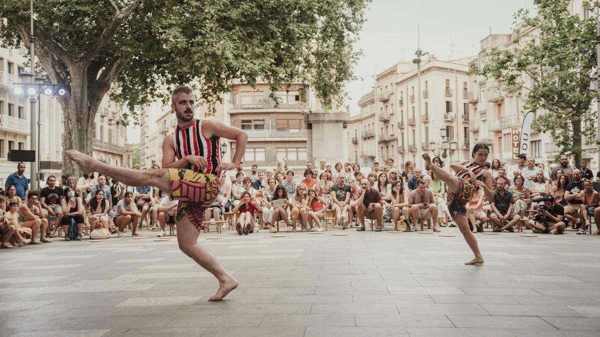 El espectáculo que los bailarines de la compañía &#039;Eyas Dance Project&#039; hicieron en la Rambla de Figueres.