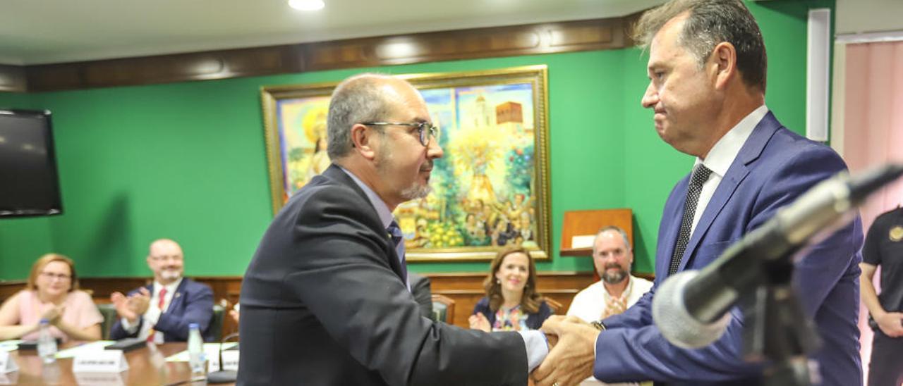 Antonio Bernabé (PP) felicita al nuevo regidor Miguel López (PSOE) ante Rosa García (Cs).