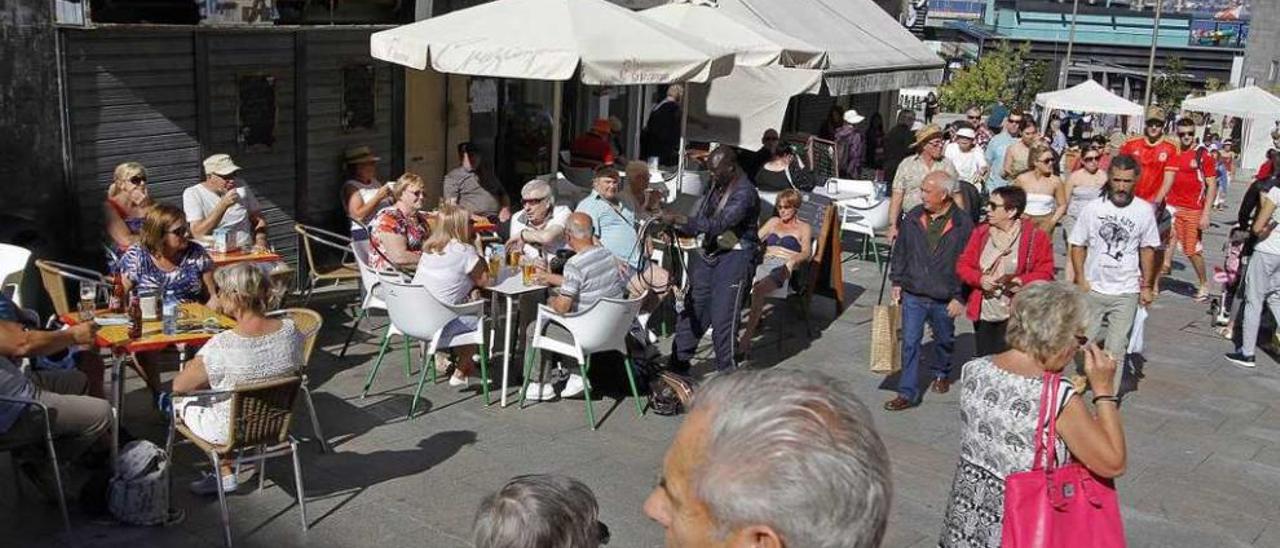 Turistas en el Casco Vello de Vigo, hace unas semanas. // Jorge Santomé