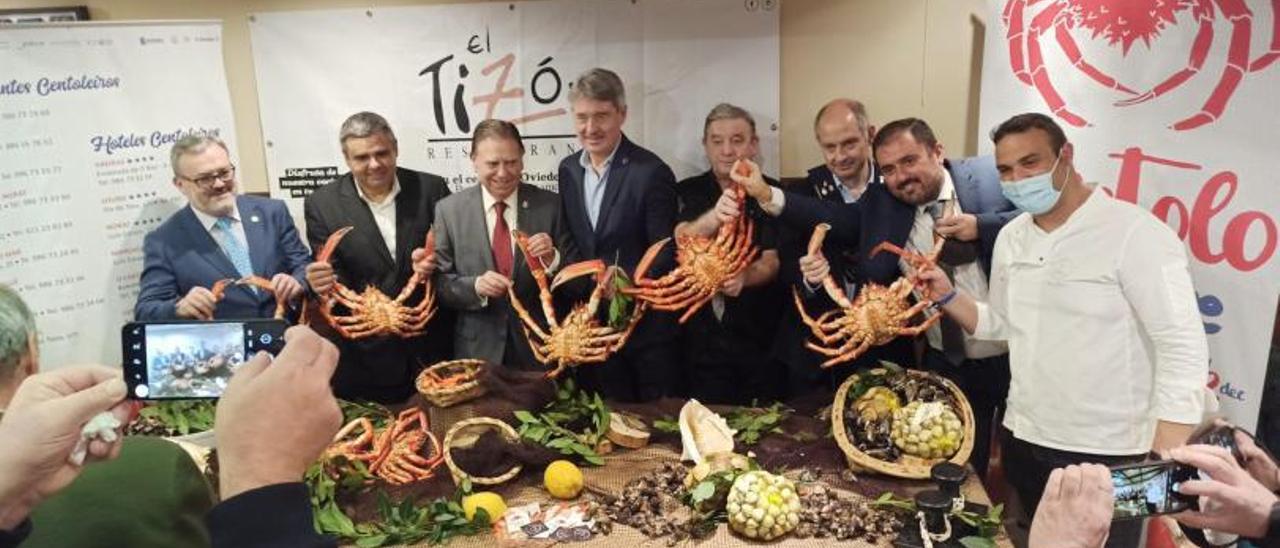 Alfredo García Quintana, edil ovetense de Turismo; Pablo Agrelo, de Emgrobes; Alfredo Canteli, alcalde de Oviedo; José Cacabelos, alcalde de O Grove; Luis Padín, del restaurante Solaina; Víctor Otero Prol (Centolo Larpeiro); Daniel Gómez, restaurante El Tizón; y el cocinero Miguel Barreiro, del restaurante meco La Posada.