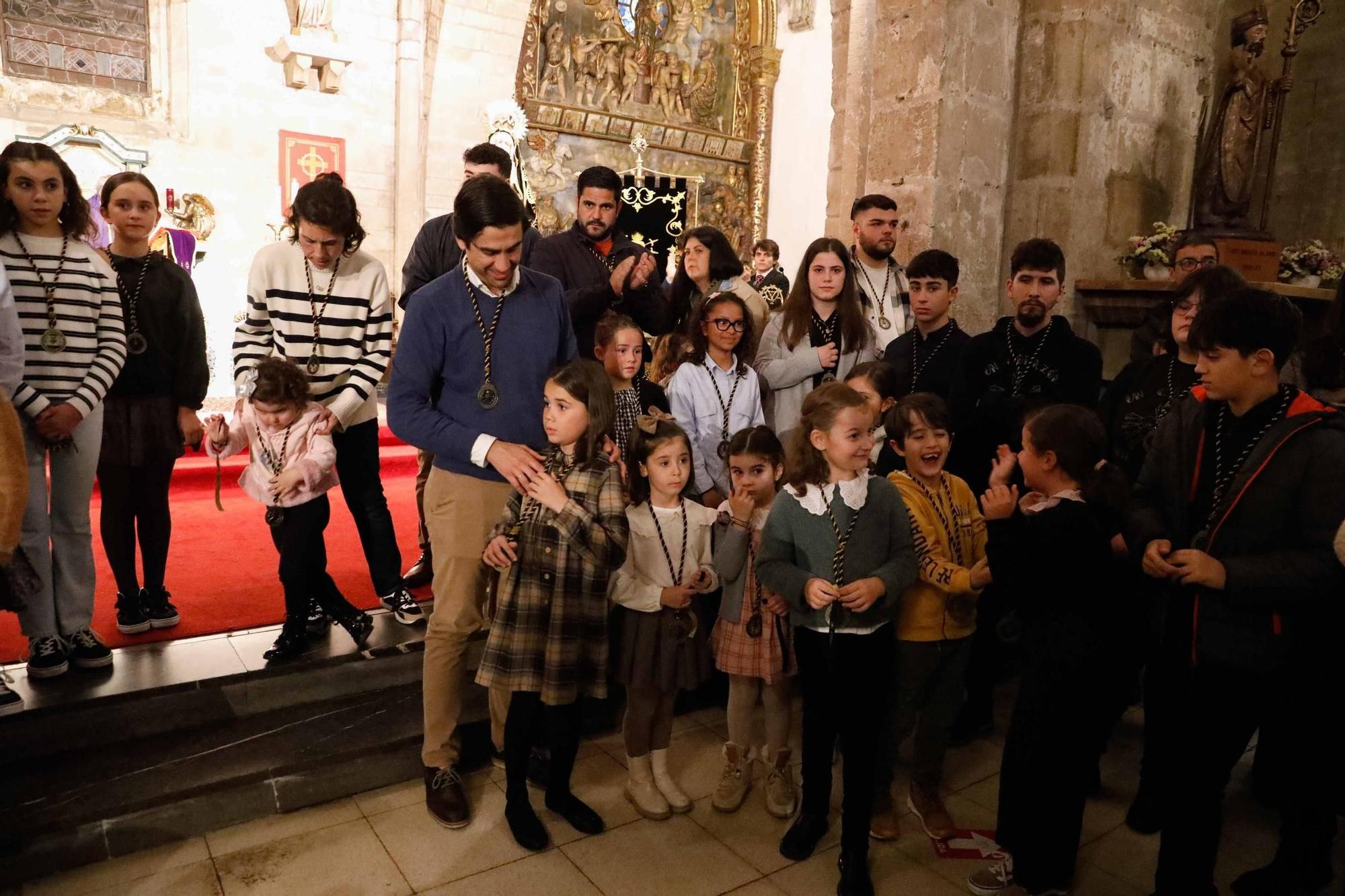 EN IMÁGENES: Los nuevos cofrades de Nuestra Señora de los Dolores en Avilés