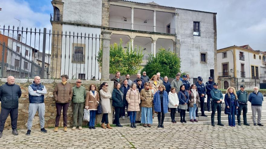 Trujillo guarda un minuto de silencio por los guardias civiles fallecidos en Barbate