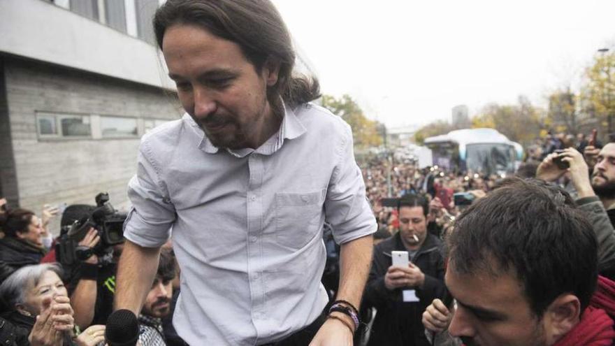 Pablo Iglesias coge, ayer, el micrófono para dirigirse a los cientos de simpatizantes que se quedaron fuera del acto, en Económicas.