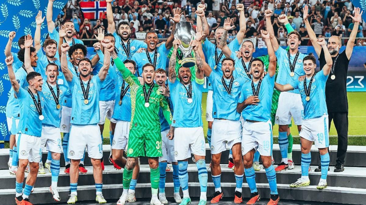 Los jugadores del City, levantando la Supercopa