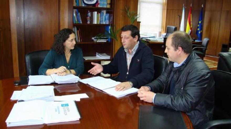 La delegada Belén do Campo y al lado el alcalde de Fisterra, ayer, durante la reunión. / l. o.