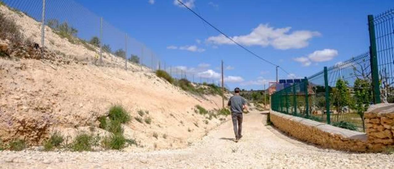 El camino del paraje rural de la Pedrera que ha dado origen a la denuncia contra el alcalde, dos ediles y dos técnicos municipales.