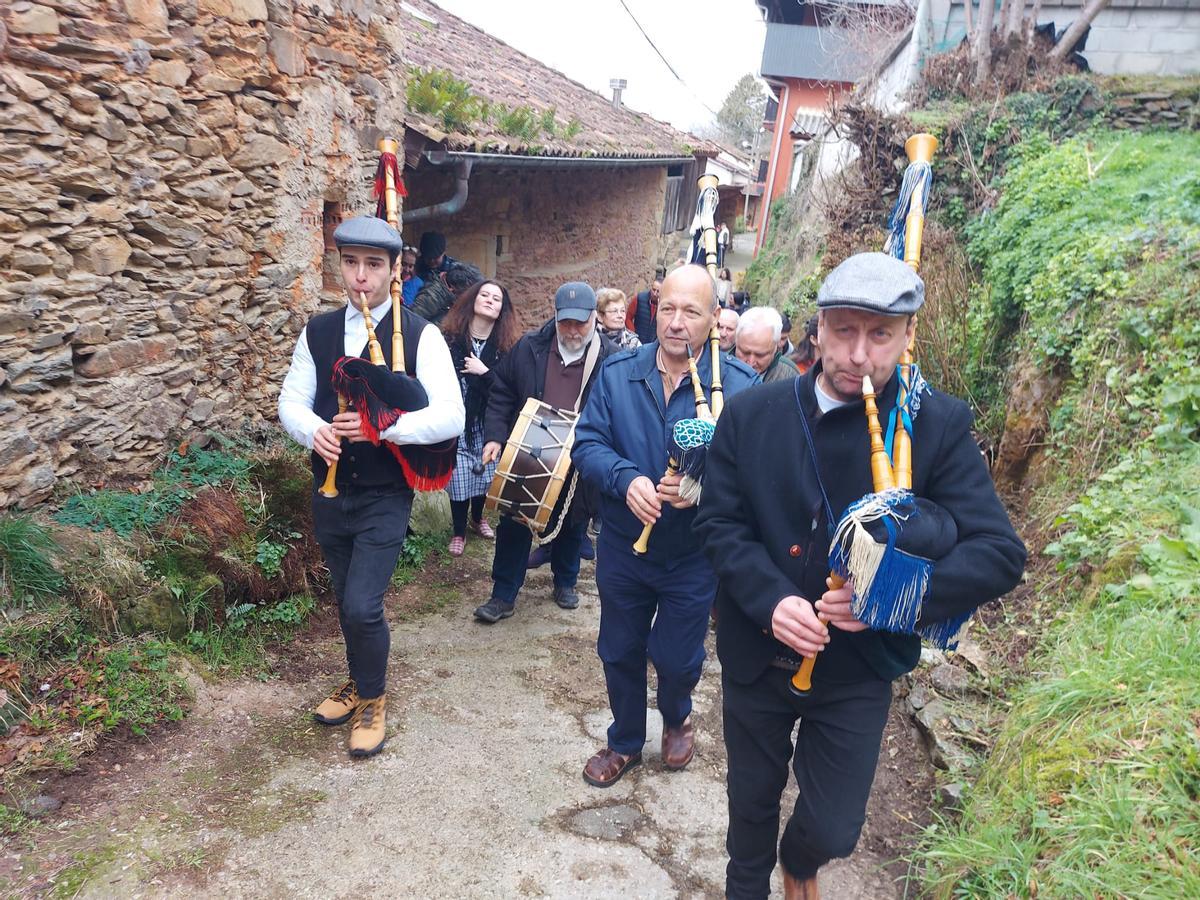En imágenes: los guilandeiros recorren las calles de Villatresmil, en Tineo