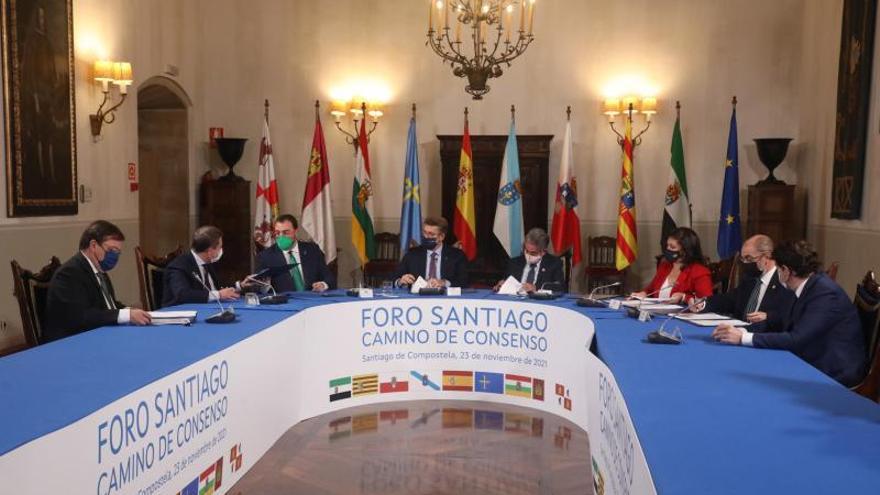 Los presidentes de Extremadura, Castilla-La Mancha, Asturias, Galicia, Cantabria, La Rioja, Aragón y Castilla y León, durante su encuentro en Santiago.