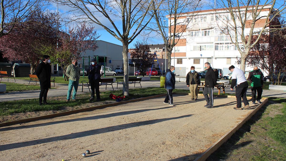 Pista de petanca en el nuevo parque infantil de La Lobata en el barrio de San José Obrero.