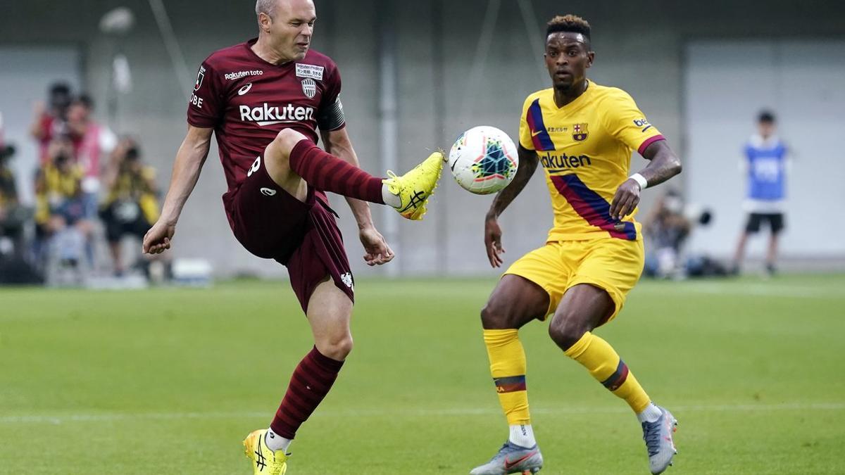 Iniesta y Semedo, durante el partido en Kobe.