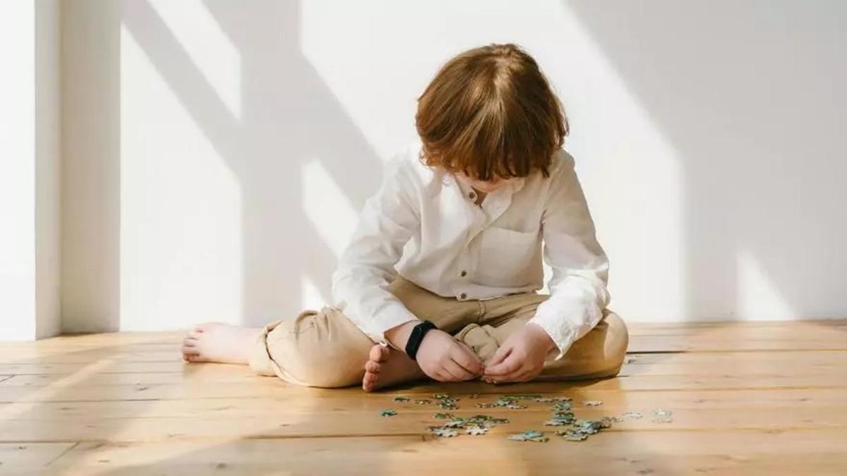 Un niño con un rompecabezas.