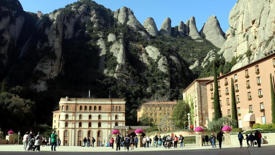 La plaça de Santa Maria amb les muntanyes de Montserrat al fons aquest 2 d&#039;abril de 2021