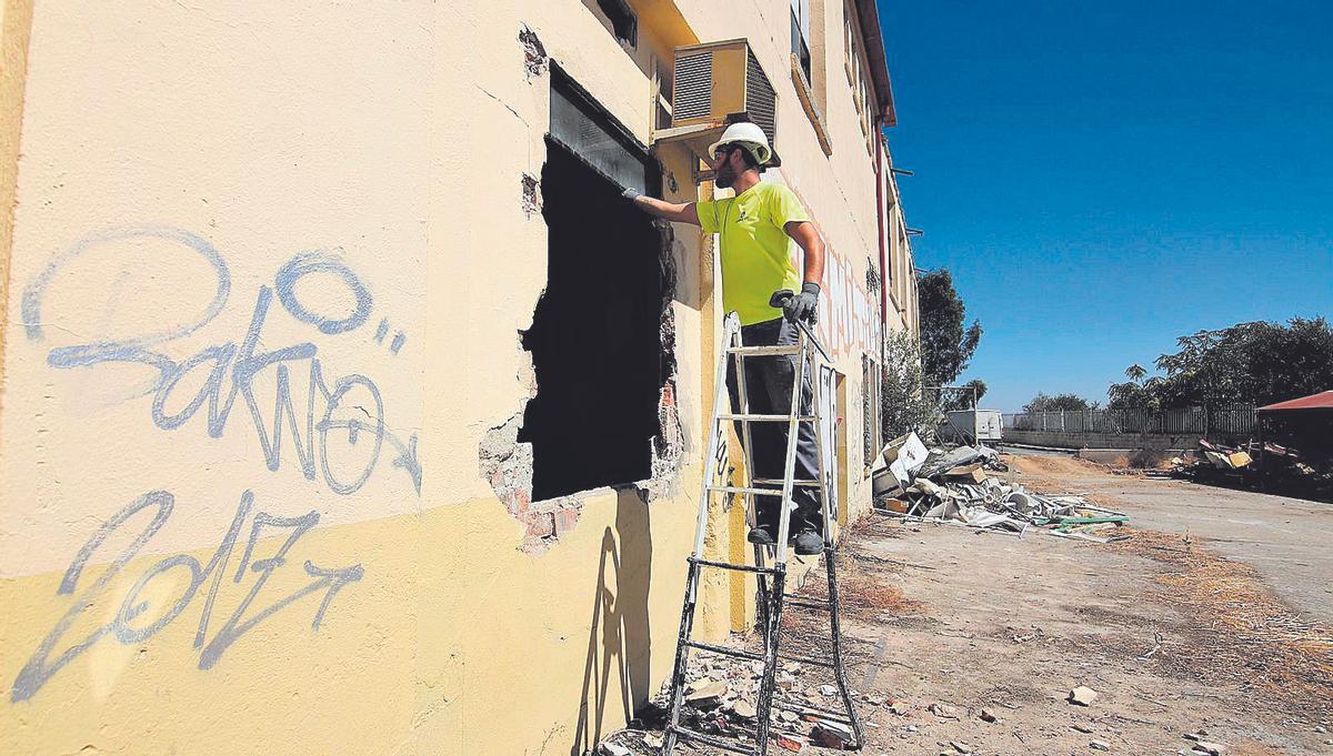 Trabajos previos para derribar el inmueble ubicado en pleno centro.